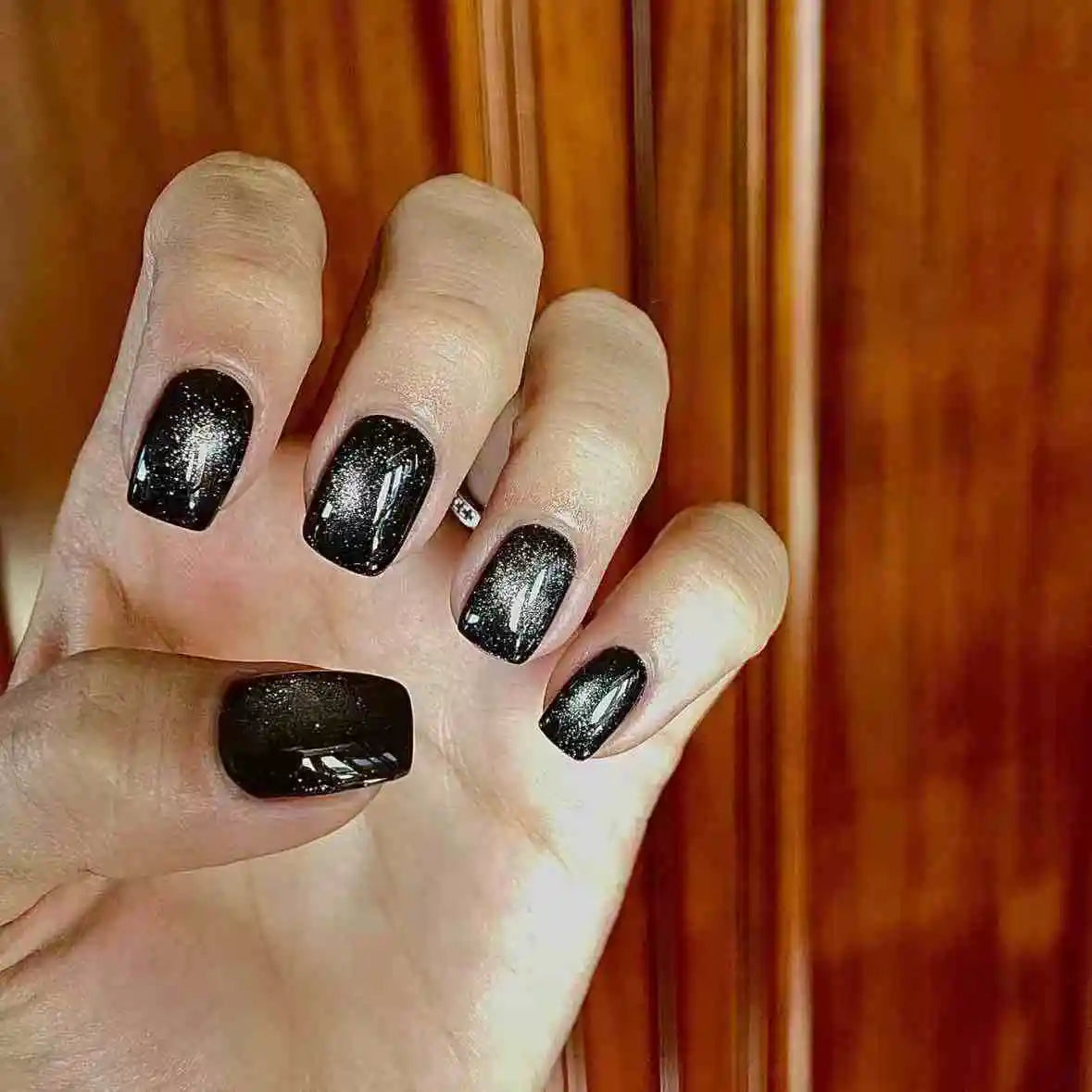 #110 Black magnetic cat eye gel polish creating a striking 3D nail effect with deep shimmer and reflective nail design, perfect for dramatic professional gel manicures, adding bold, salon-quality shine and multidimensional depth to any nail look.