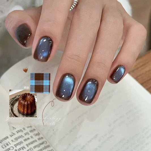 186 Sea Salt Canelé Cat Eye Gel magnetic cat eye gel polish featuring a warm caramel-beige tone with subtle shimmer, creating a stunning 3D nail effect and reflective nail design, perfect for elegant professional gel manicures with salon-quality shine and multidimensional depth.