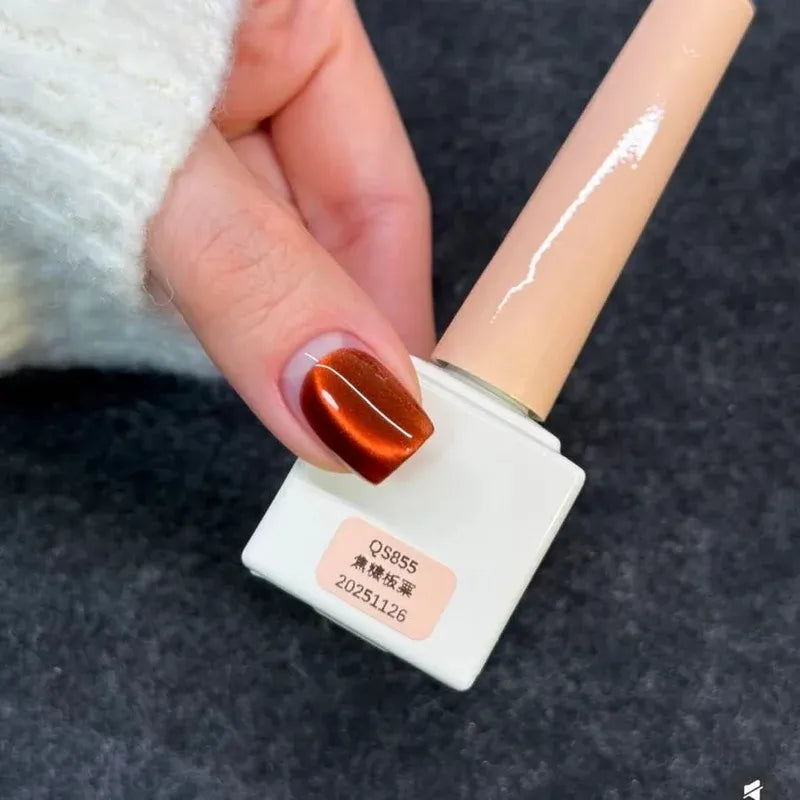 190 Caramelized Chestnuts magnetic cat eye gel polish featuring a warm caramel brown tone that creates a rich 3D nail effect with glowing shimmer and reflective nail design, perfect for cozy professional gel manicures with deep, salon-quality shine and multidimensional depth.
