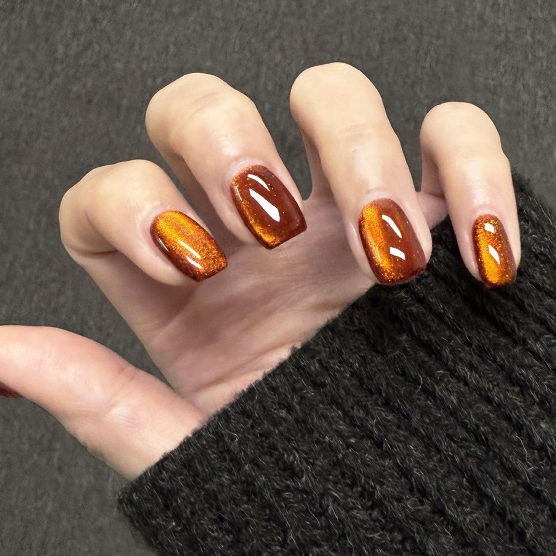 Gold magnetic cat eye gel polish creating a luxurious 3D nail effect with radiant golden shimmer and reflective particles, forming a glowing cat eye line across the nail for an elegant professional gel manicure and glamorous reflective nail design. ✨